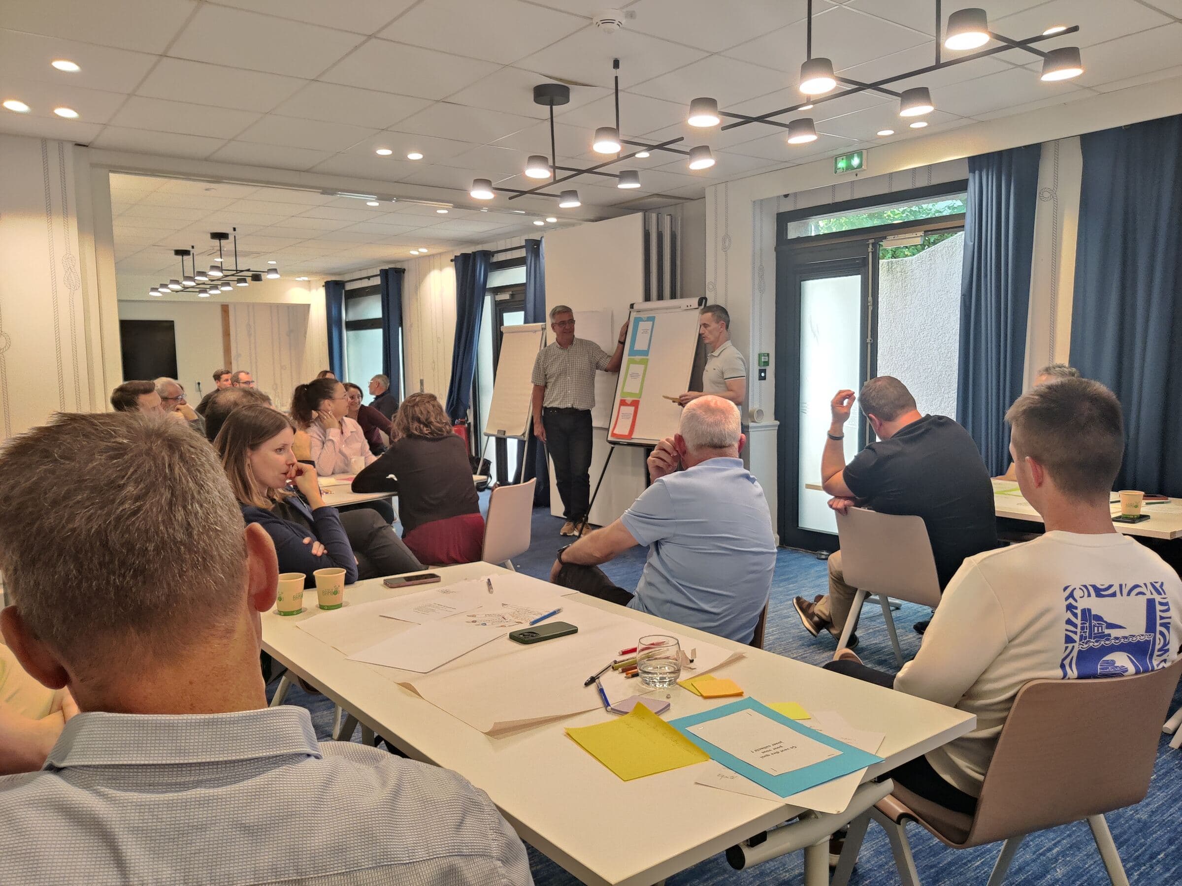 Jean-Luc Guillou au paperboard devant des managers