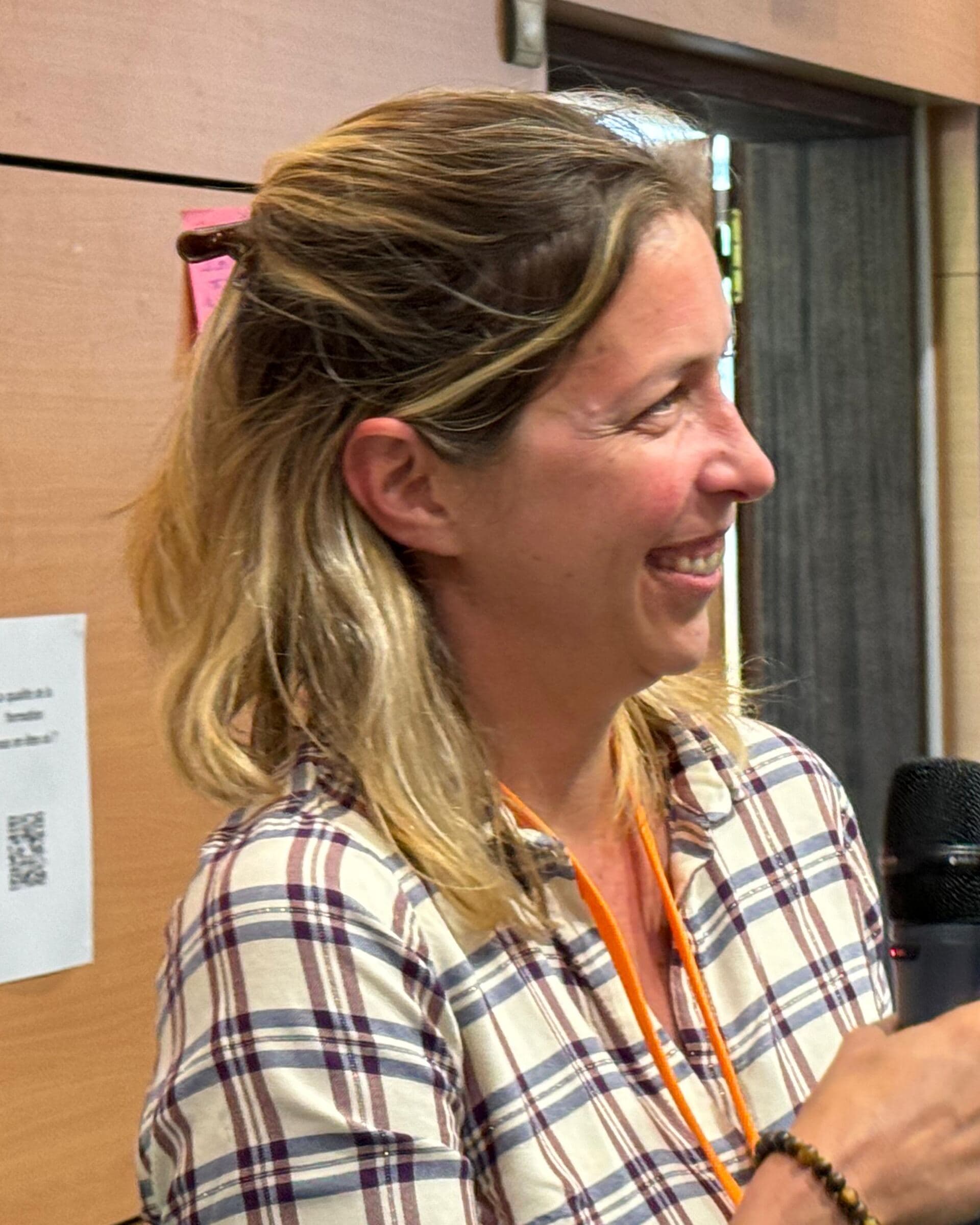 Élise Delaunay, micro en main, souriante