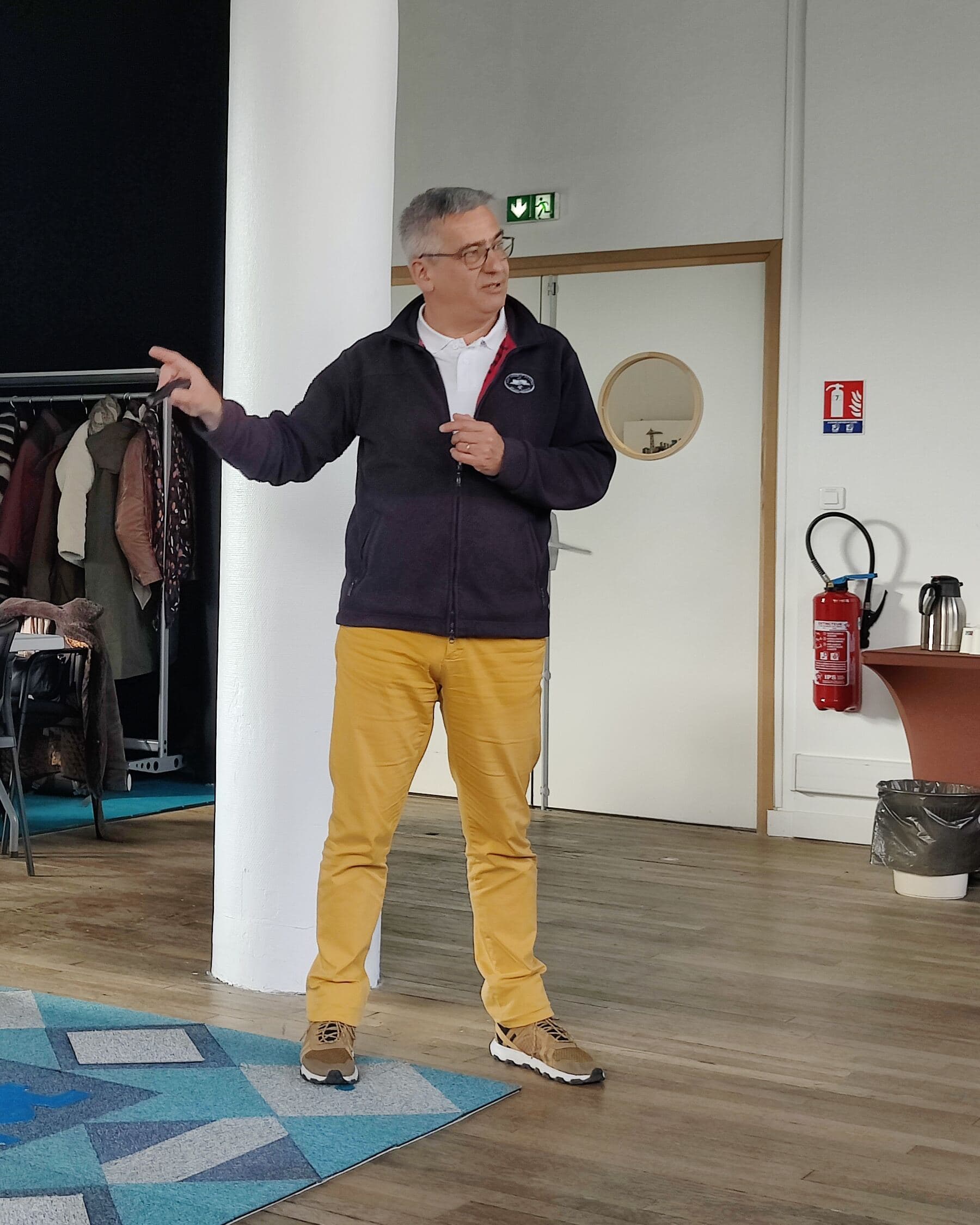 Jean-Luc Guillou pendant une intervention